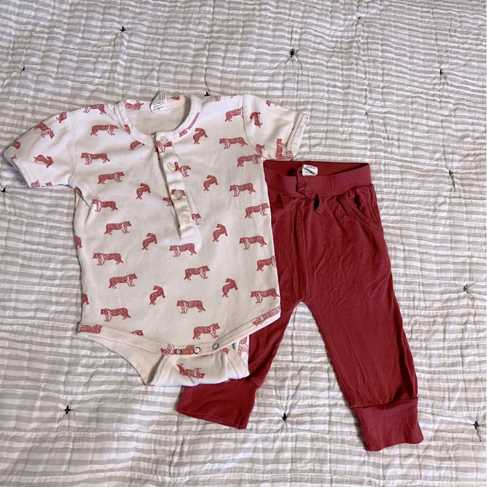 Kate Quinn Tigers Short Sleeve Joggers Set
